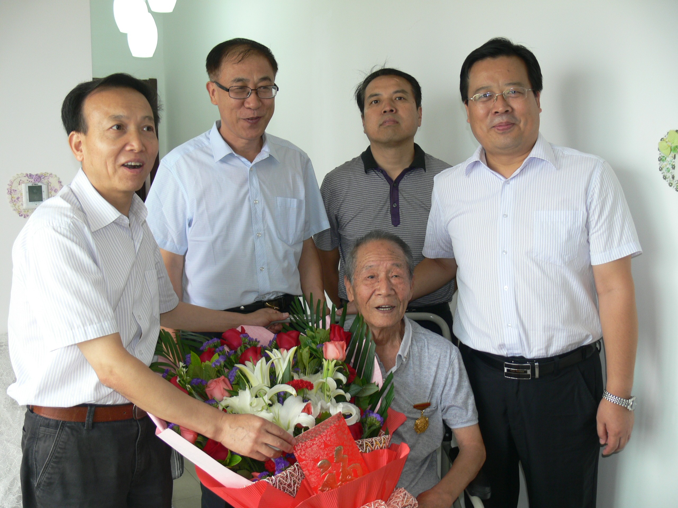 省儲(chǔ)備糧管理公司走訪慰問(wèn)抗戰(zhàn)老干部