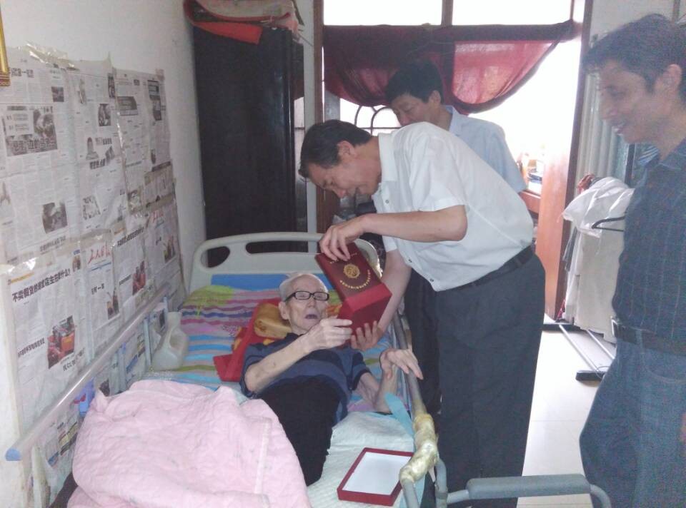 省老干局領導看望并慰問糧農(nóng)下屬企業(yè)抗戰(zhàn)老同志