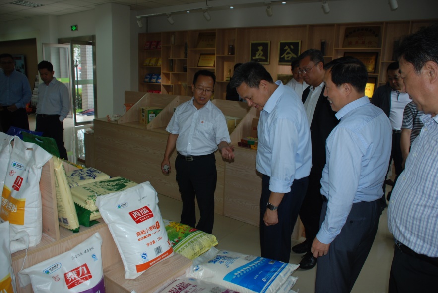 中糧集團遲京濤副總裁一行蒞臨陜西糧農西瑞興平園區考察指導工作