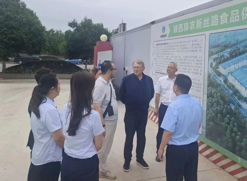 中俄友好、和平與發(fā)展委員會俄方主席鮑里斯·季托夫一行赴糧農(nóng)新絲路食品保稅加工中心項目調(diào)研